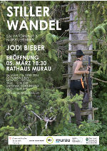 Plakat zur  Eröffnung der Ausstellung "STILLER WANDEL" am 5.3.2025. Zu sehen ist eine Fotografie der Künsterlin Jodie Bieber mit einer Person im Wald.