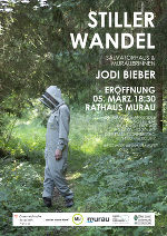 Plakat zur  Eröffnung der Ausstellung "STILLER WANDEL" am 5.3.2025. Zu sehen ist eine Fotografie der Künsterlin Jodie Bieber mit einer Person im Wald.