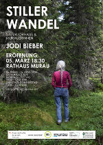 Plakat zur  Eröffnung der Ausstellung "STILLER WANDEL" am 5.3.2025. Zu sehen ist eine Fotografie der Künsterlin Jodie Bieber mit einer Person im Wald.