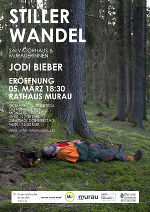 Plakat zur  Eröffnung der Ausstellung "STILLER WANDEL" am 5.3.2025. Zu sehen ist eine Fotografie der Künsterlin Jodie Bieber mit einer Person im Wald.